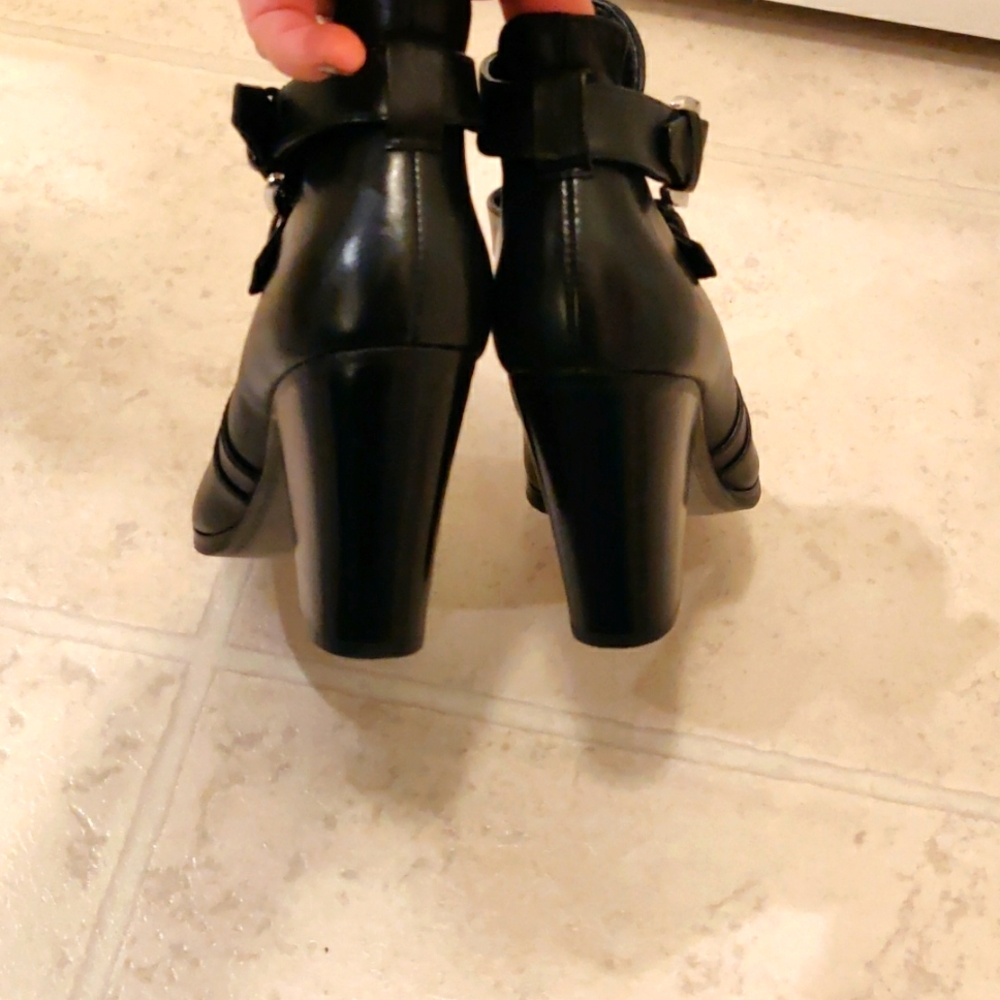 Michael Michael Kors Walden Black leather ankle, buckle boots sz 7 M - Picture 3 of 12